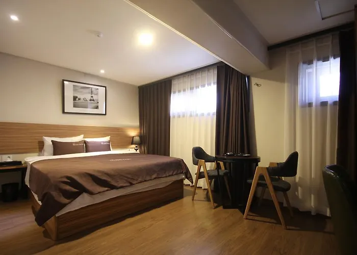Hotel The 3*